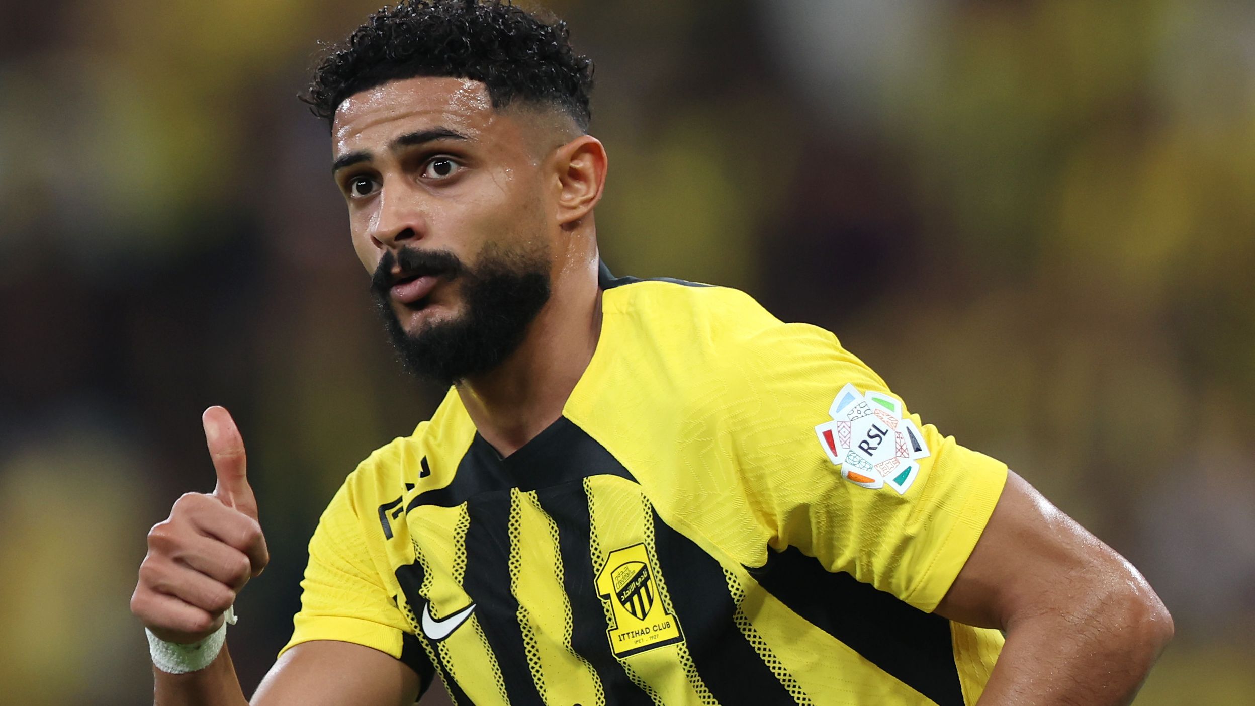 الاتحاد يخطو نحو العمري: هل ينجح في خطف الصفقة وسط غموض موقف النصر؟