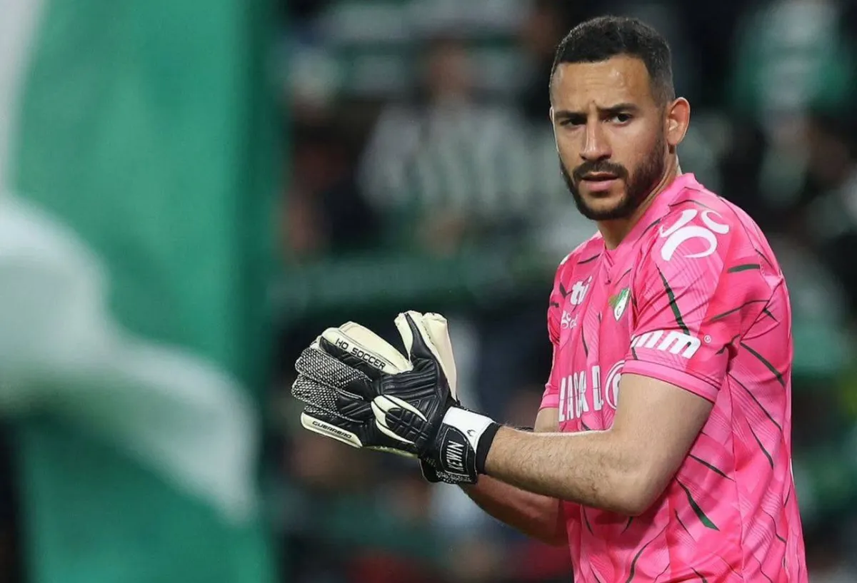 البرازيلي كيوين سيلفا يتألق في حماية شباك ضمك: لحظات مثيرة في الدوري السعودي!
