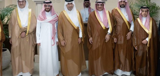 الحقيل يزور استوديو الأحساء التصميمي ويثني على الابتكار في العمارة السعودية - شاهد الفيديو الحصري! 1 الحقيل يزور استوديو الأحساء التصميمي ويثني على الابتكار في العمارة السعودية - شاهد الفيديو الحصري!