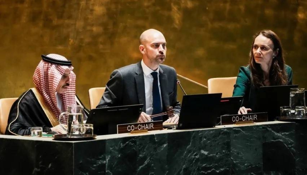 السعودية تعتمد الوثيقة الختامية لمؤتمر حل الدولتين في خطوة تاريخية نحو السلام.