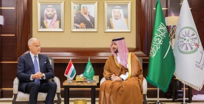 "السعودية والمجر تتفقان على تعزيز التعاون العسكري: آفاق جديدة في الشراكة الاستراتيجية"