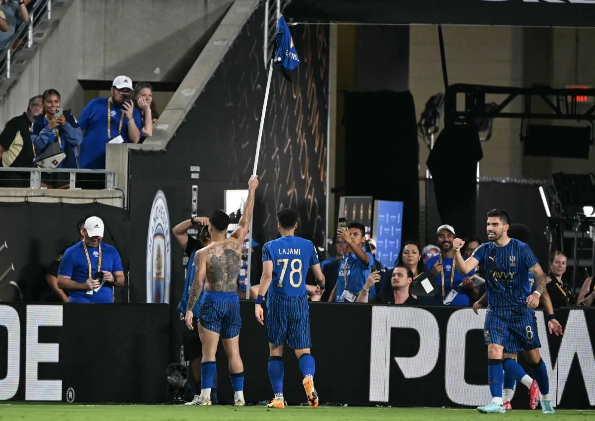 السعوديون يحتفلون بفوز الهلال التاريخي على مانشستر سيتي: لحظة تاريخية في عالم كرة القدم!