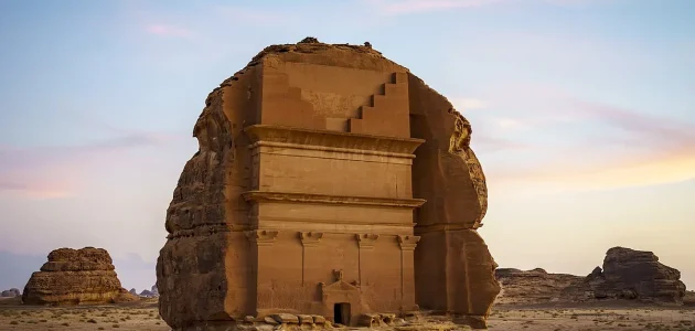 العُلا: لؤلؤة الصحراء السعودية تفتح أبوابها لتاريخ آلاف السنين في اكتشافات مذهلة! 1 العُلا: لؤلؤة الصحراء السعودية تفتح أبوابها لتاريخ آلاف السنين في اكتشافات مذهلة!