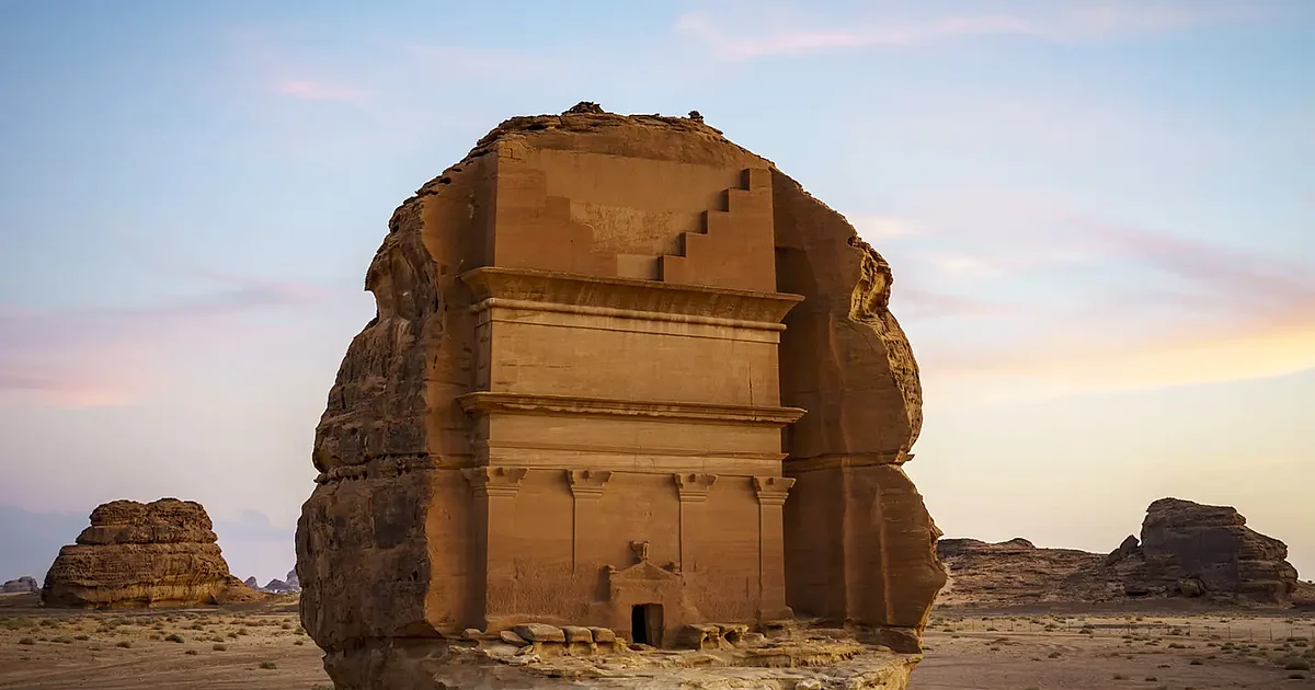 العُلا: لؤلؤة الصحراء السعودية تفتح أبوابها لتاريخ آلاف السنين في اكتشافات مذهلة!