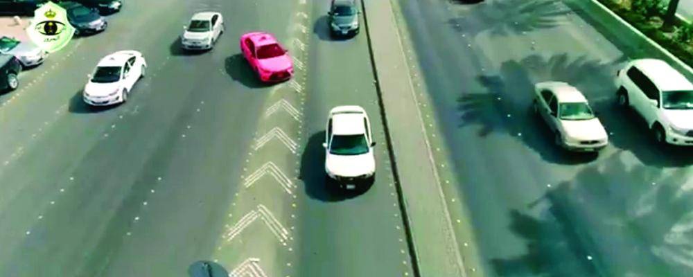 المرور السعودي يفرض غرامات تتجاوز 300 ريال على المخالفين لحدود المسارات المرورية