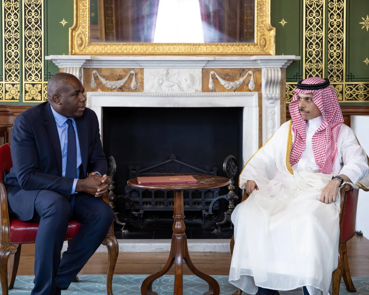 بن فرحان يثمن خطوة بريطانيا نحو الاعتراف بالدولة الفلسطينية ويؤكد أهمية الدعم الدولي للحقوق الفلسطينية