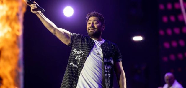 تامر حسني يُبهر جمهور الرياض بأداء استثنائي على مسرح أبو بكر سالم! 1 تامر حسني يُبهر جمهور الرياض بأداء استثنائي على مسرح أبو بكر سالم!