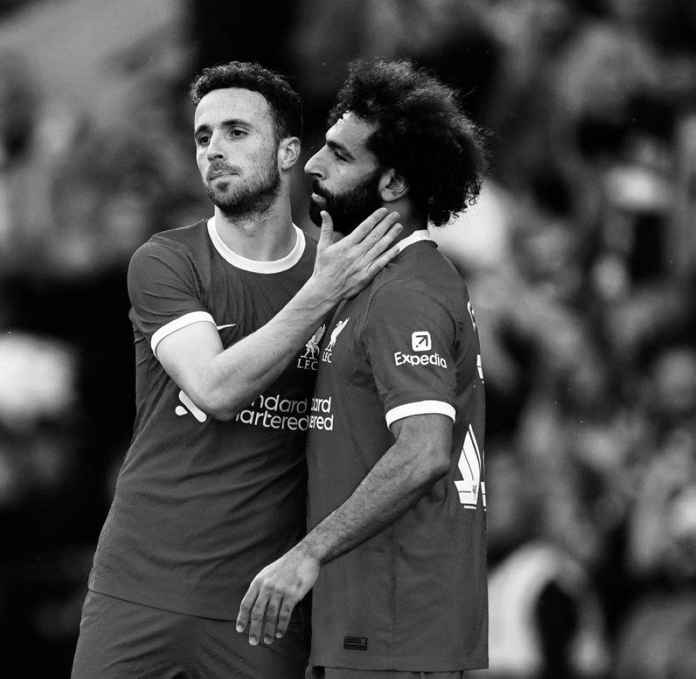 صدمة في عالم كرة القدم: محمد صلاح يعبّر عن حزنه العميق بعد وفاة جوتا!