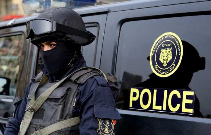 ضبط شخصين بمطار القاهرة أثناء محاولتهما تهريب عملات محلية وأجنبية في عملية نوعية لوزارة الداخلية