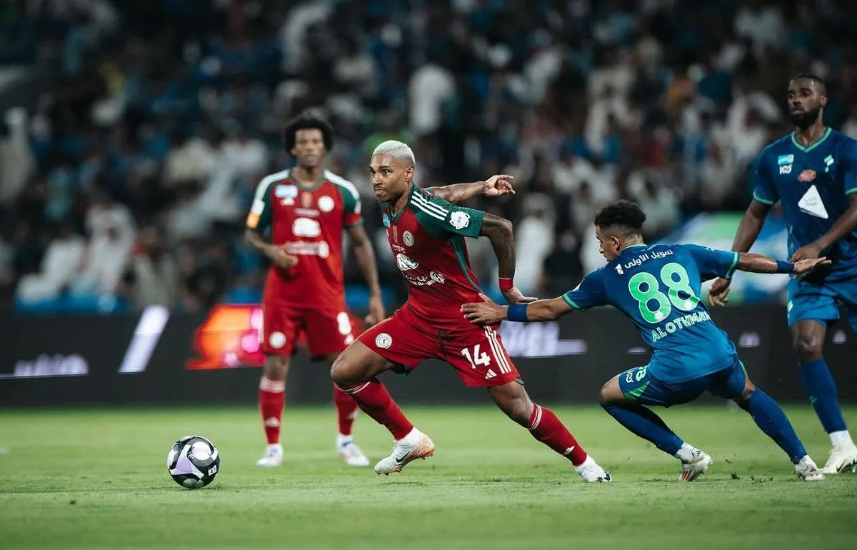 فيتينيو يتلقى عرضين مغريين من نادي برازيلي وآخر سعودي بعد رحيله عن الاتفاق
