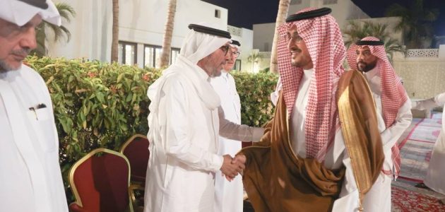 فيصل بن محمد يقدم تعازيه القلبية لأسرة جمجوم في وفاة فقيدهم: لحظات مؤثرة من العزاء 1 فيصل بن محمد يقدم تعازيه القلبية لأسرة جمجوم في وفاة فقيدهم: لحظات مؤثرة من العزاء