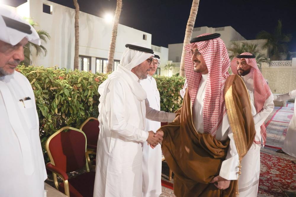 فيصل بن محمد يقدم تعازيه القلبية لأسرة جمجوم في وفاة فقيدهم: لحظات مؤثرة من العزاء