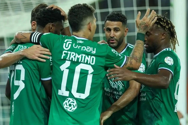لاعب أهلي جدة يكشف الحقيقة: تغريدة مثيرة للجدل تنفي اعتزاله!