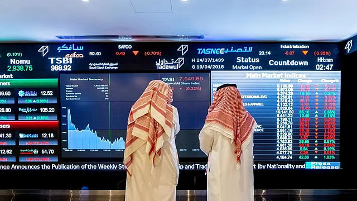 مؤشر سوق الأسهم السعودية يسجل انخفاضًا مع تداولات تصل إلى 4.9 مليار ريال