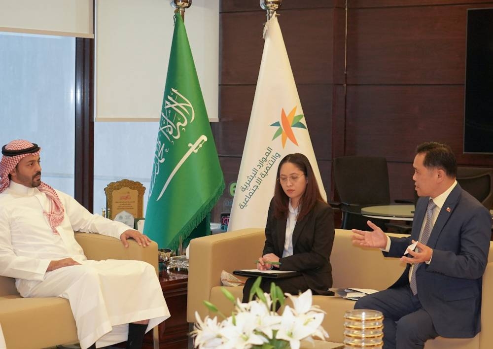 <p><strong>مدير "الموارد البشرية" بمكة يستقبل نائب قنصل الفلبين في جدة: تعزيز العلاقات الثنائية!</strong></p> 1 مدير "الموارد البشرية" بمكة يستقبل نائب قنصل الفلبين في جدة: تعزيز العلاقات الثنائية!