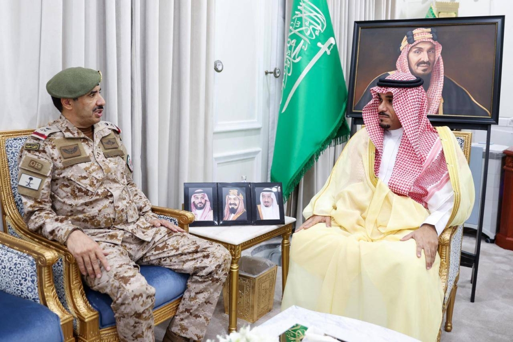 نائب أمير نجران يعقد اجتماعًا حيويًا مع قائد قوة المنطقة لتعزيز الأمن والاستقرار
