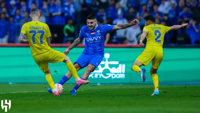 نجم كرة القدم يتمنى العودة إلى الدوري السعودي: هل نشهد صفقة تاريخية قريبًا؟