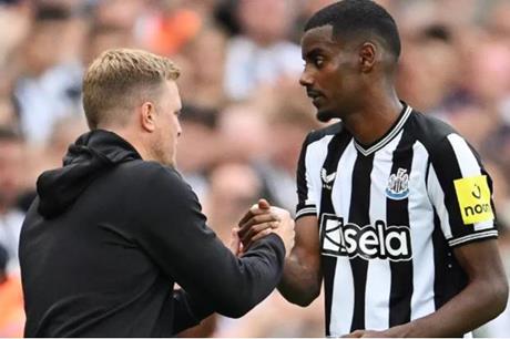 نيوكاسل يستجيب لطلبات إيزاك ويمنع الهلال وليفربول من التعاقد معه