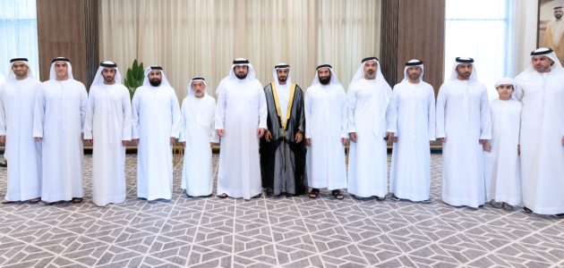 أحمد بن محمد يتألق في احتفالات زفاف الفلاسي والمطروشي: لحظات مميزة تضيء سماء الفرح! 1 أحمد بن محمد يتألق في احتفالات زفاف الفلاسي والمطروشي: لحظات مميزة تضيء سماء الفرح!