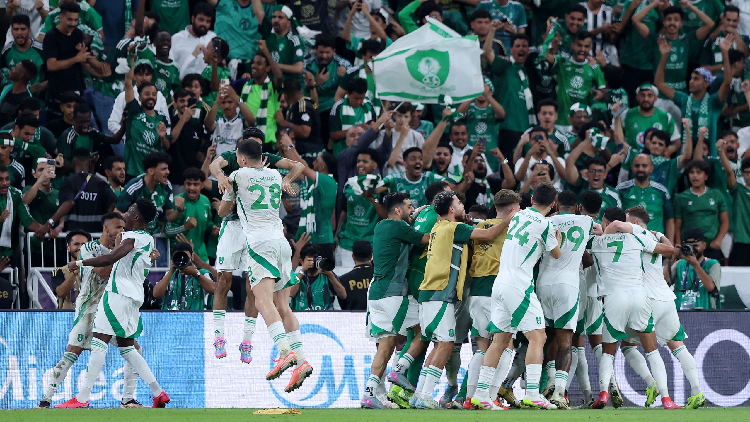 الأهلي ينجح في الاحتفاظ بلاعبه ويمنع الهلال والنصر من التعاقد معه