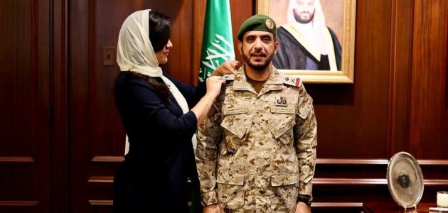 السفيرة السعودية في واشنطن تكرم الملحق العسكري بترقيته إلى رتبة لواء بعد صدور أمر ملكي 1 السفيرة السعودية في واشنطن تكرم الملحق العسكري بترقيته إلى رتبة لواء بعد صدور أمر ملكي