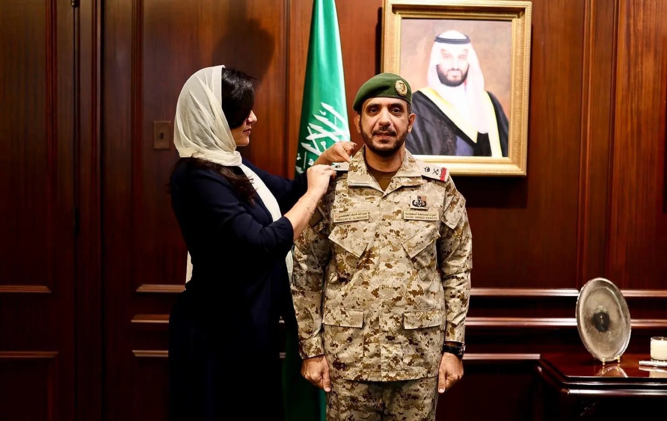 السفيرة السعودية في واشنطن تكرم الملحق العسكري بترقيته إلى رتبة لواء بعد صدور أمر ملكي