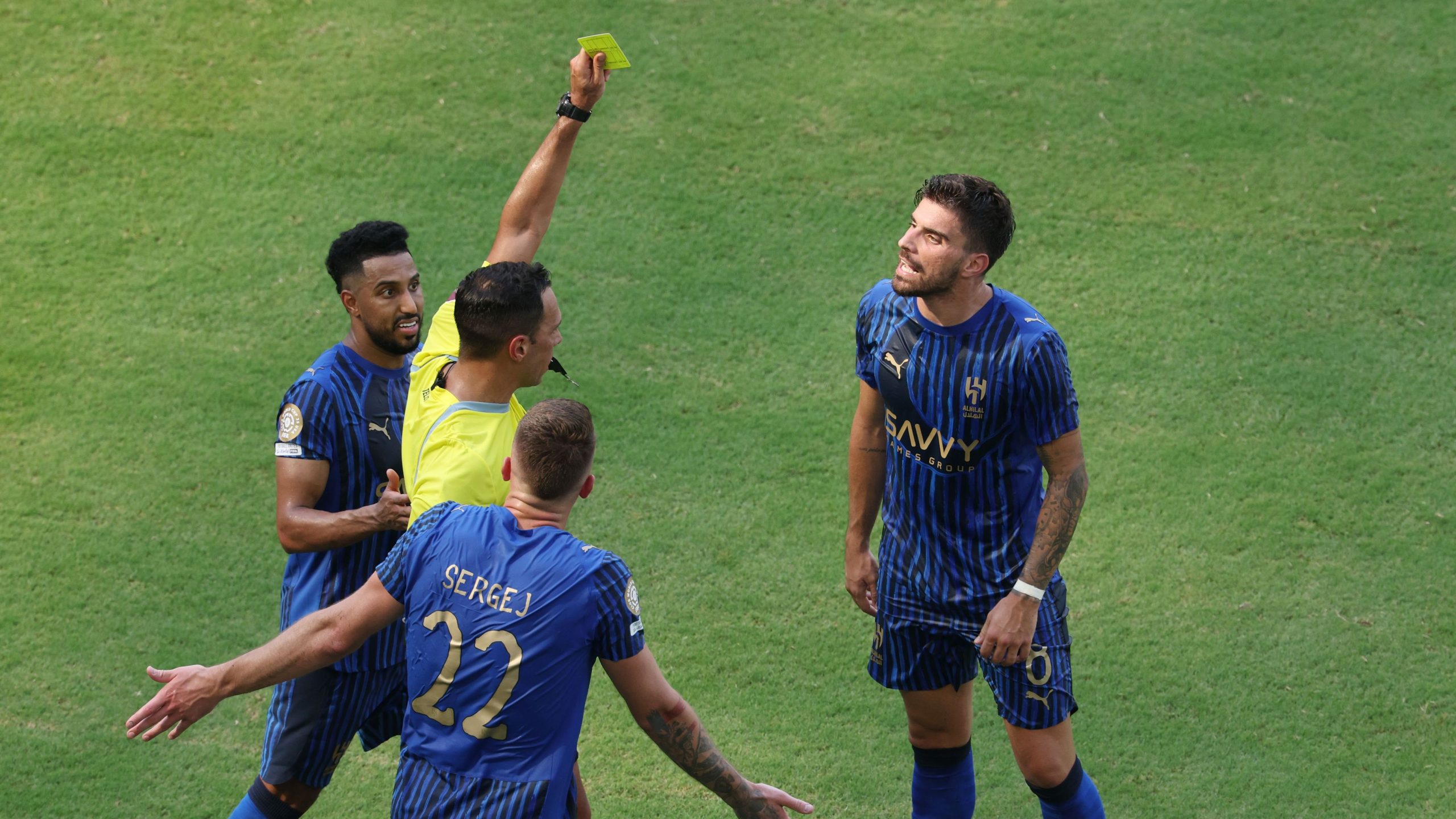 الهلال يستعد لاستقدام حكام أجانب لمباراة الكلاسيكو ضد الأهلي في خطوة جديدة لتعزيز المنافسة