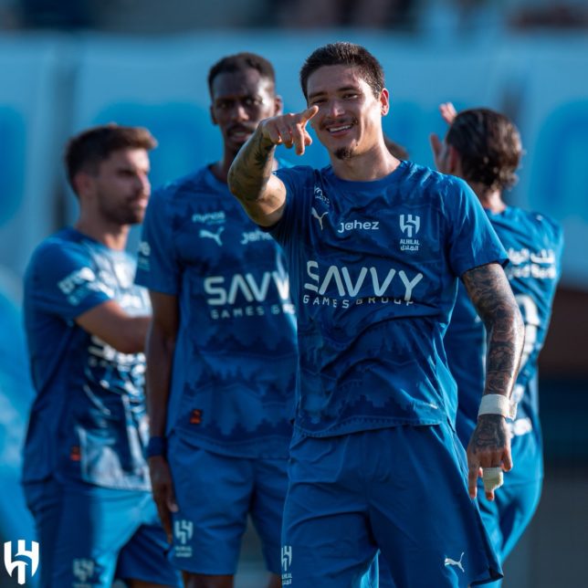 الهلال يطلب تعيين حكام أجانب لإدارة أربع مباريات حاسمة في الدوري السعودي