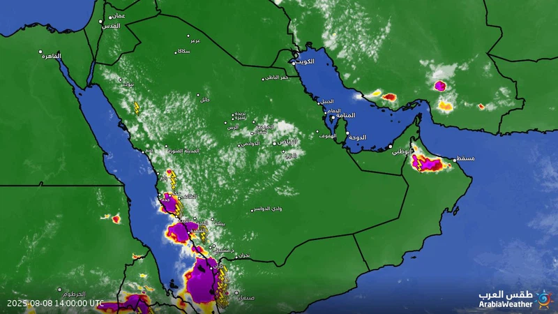 سحب قوية تؤثر على غرب وجنوب غرب السعودية مع تساقط البرد في منطقة مكة المكرمة