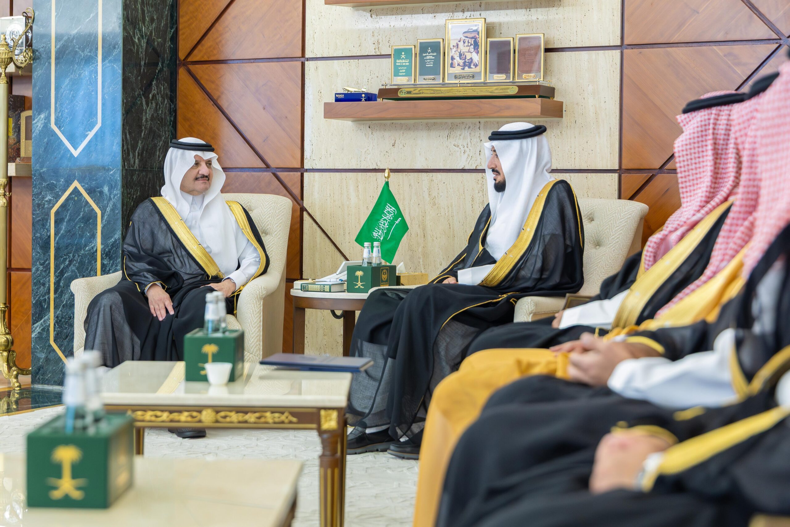 سمو أمير المنطقة الشرقية يلتقي رئيس اللجنة الوطنية للإبل في اتحاد الغرف السعودية لتعزيز التعاون في قطاع الإبل