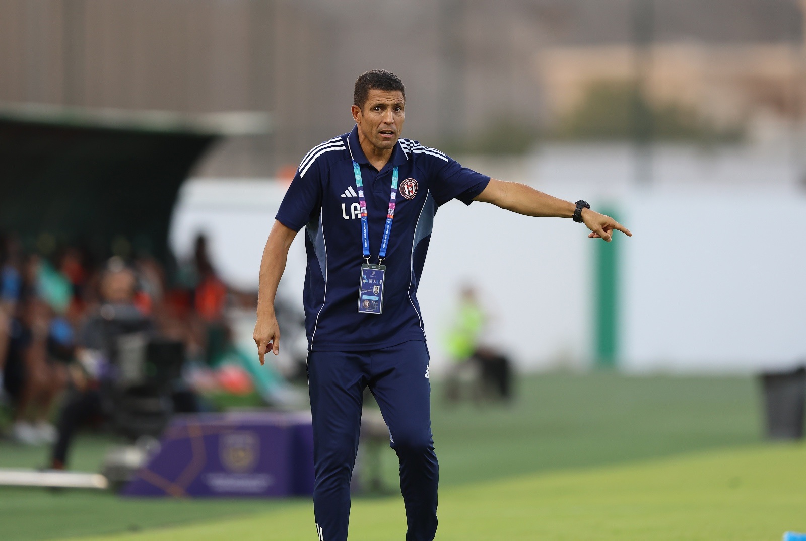 "عاجل: الجزيرة يعلن إقالة المدرب عموتة في أولى مفاجآت الدوري الإماراتي!"