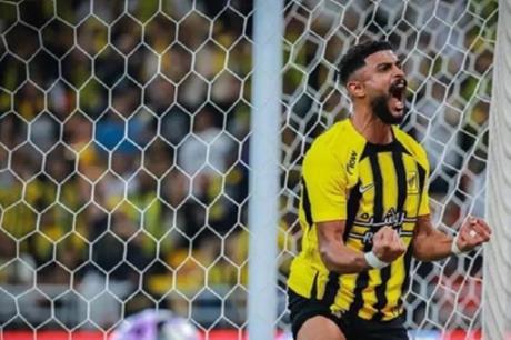 فريق "كبير" في دوري روشن يحقق صفقة مفاجئة بضم العمري من النصر، مما يثير تساؤلات حول مستقبل الاتحاد