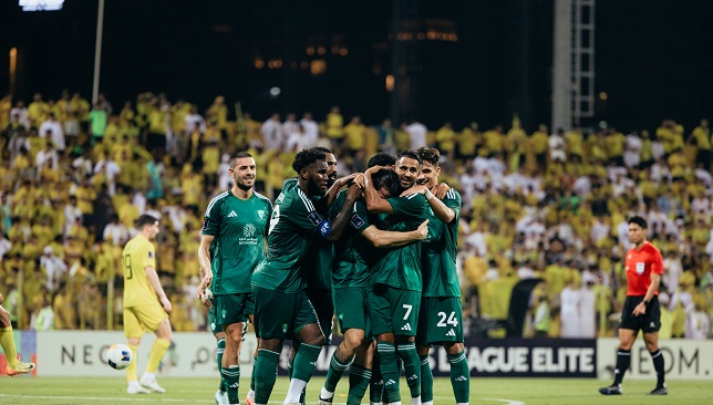لاعب الأهلي السعودي يرفض تجديد عقده وينفتح على عرض القادسية