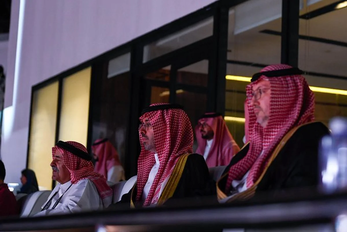 محافظ جدة يشهد المباراة الافتتاحية وحفل افتتاح بطولة كأس آسيا لكرة السلة بحضور رئيس الاتحاد الدولي