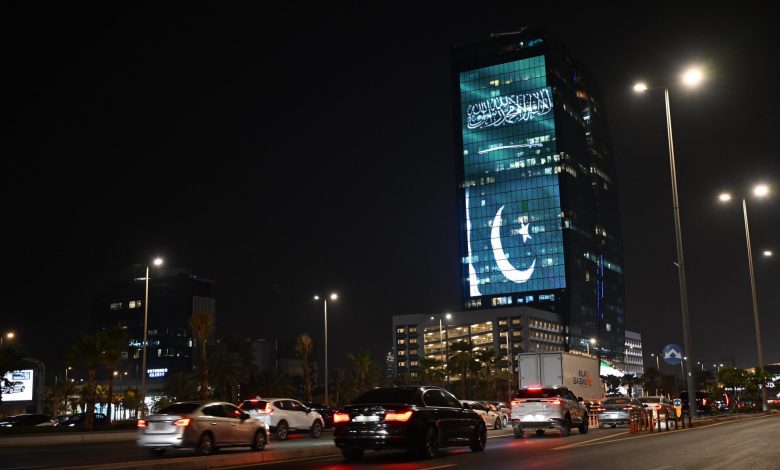أبراج مدن المملكة تزينها أعلام السعودية وباكستان احتفالاً باتفاقية الدفاع المشترك