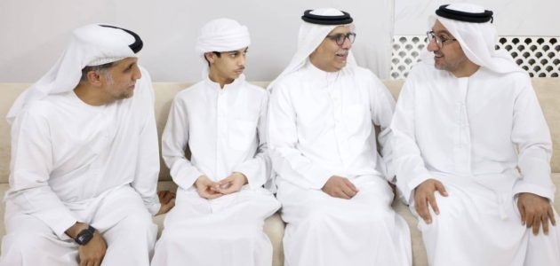 أحمد بن محمد يشارك في تقديم واجب العزاء لأسرة إبراهيم عيسى بو حميد: لحظات مؤثرة تعكس قيم التعاطف والتضامن 1 أحمد بن محمد يشارك في تقديم واجب العزاء لأسرة إبراهيم عيسى بو حميد: لحظات مؤثرة تعكس قيم التعاطف والتضامن