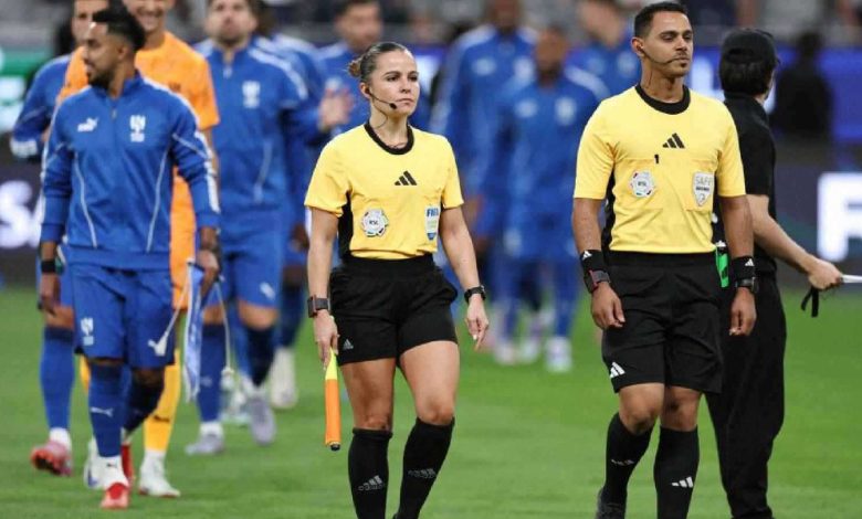 أول حكمة إسبانية في الدوري السعودي: تعرف على الشقراء التي أحدثت ضجة في عالم كرة القدم 1 أول حكمة إسبانية في الدوري السعودي: تعرف على الشقراء التي أحدثت ضجة في عالم كرة القدم