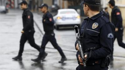 إزمير تحت الصدمة: مقتل شرطيين برصاص مجهولين في حادثة مثيرة للجدل 1 إزمير تحت الصدمة: مقتل شرطيين برصاص مجهولين في حادثة مثيرة للجدل