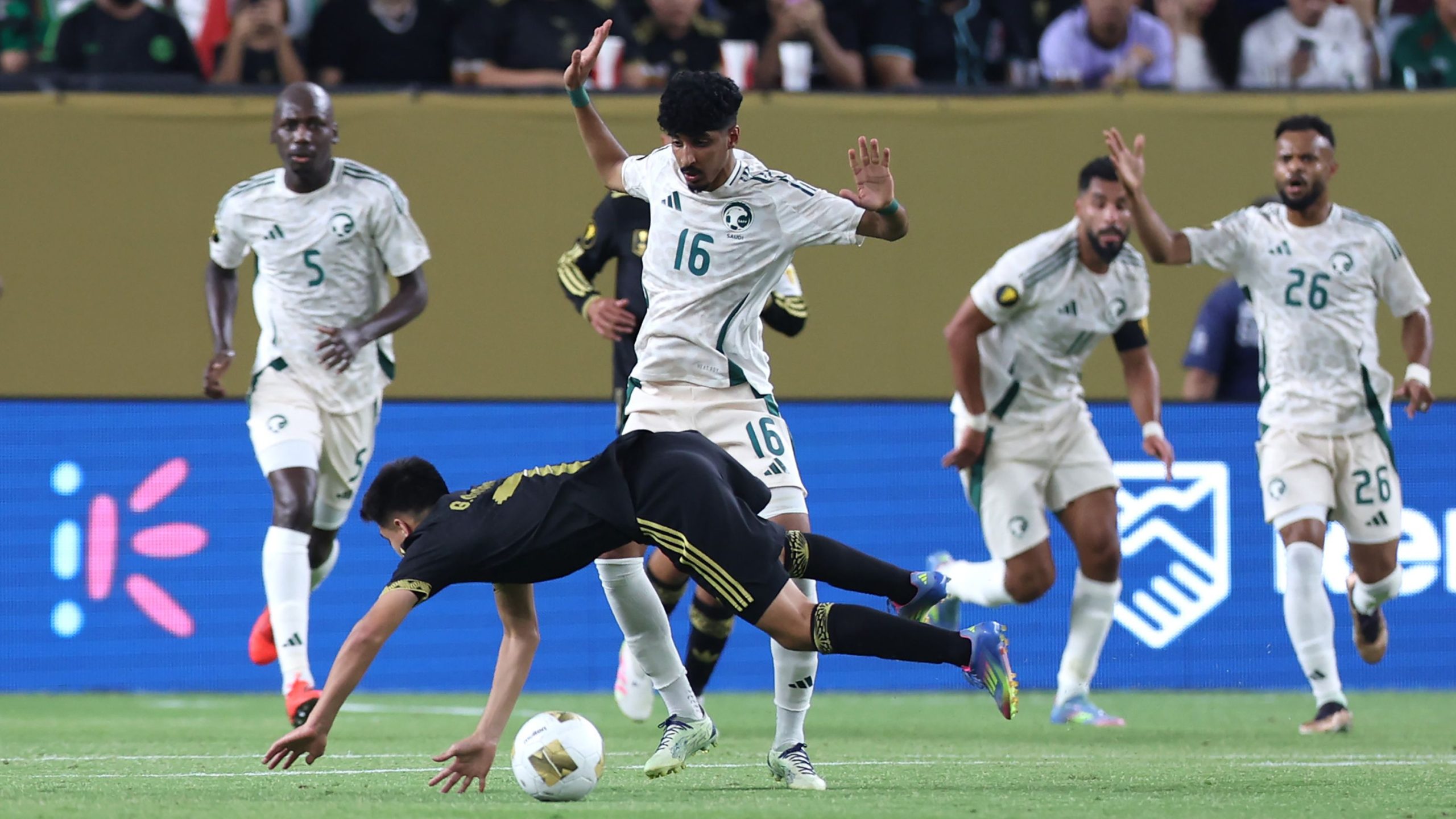 إصابة تثير القلق في صفوف المنتخب السعودي خلال معسكره في التشيك