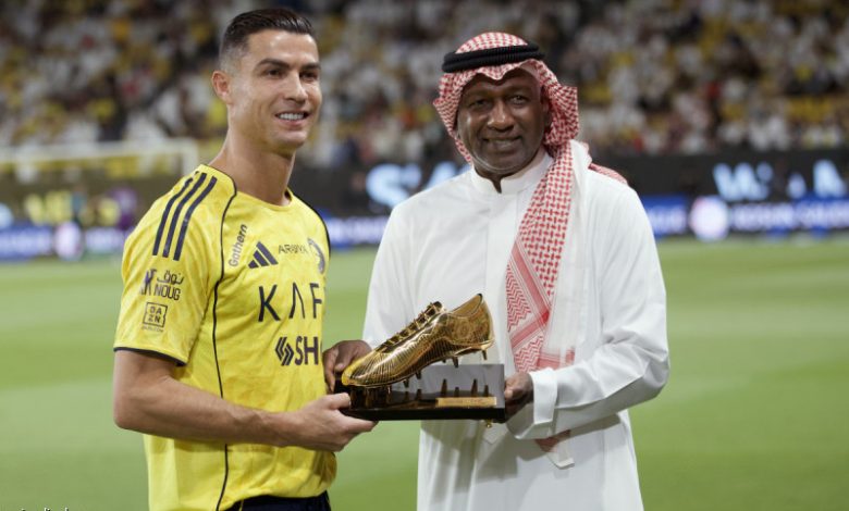 الأسطورة يمنح رونالدو الحذاء الذهبي في لحظة تاريخية 1 الأسطورة يمنح رونالدو الحذاء الذهبي في لحظة تاريخية
