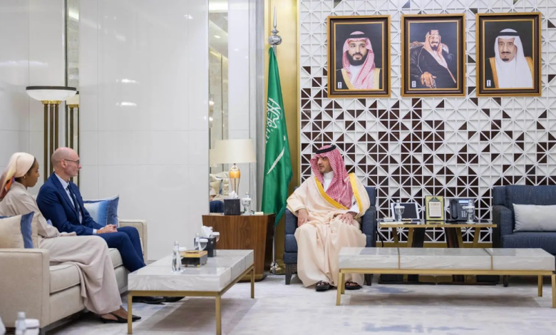 الأمير عبدالعزيز بن سعود يناقش مع سفير المملكة المتحدة في السعودية قضايا التعاون المشترك