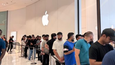 الإمارات تستقبل هواتف آيفون 17 الجديدة: بدء التسليم في منافذ آبل!