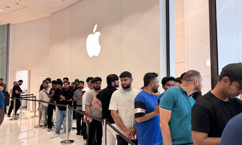 الإمارات تستقبل هواتف آيفون 17 الجديدة: بدء التسليم في منافذ آبل!