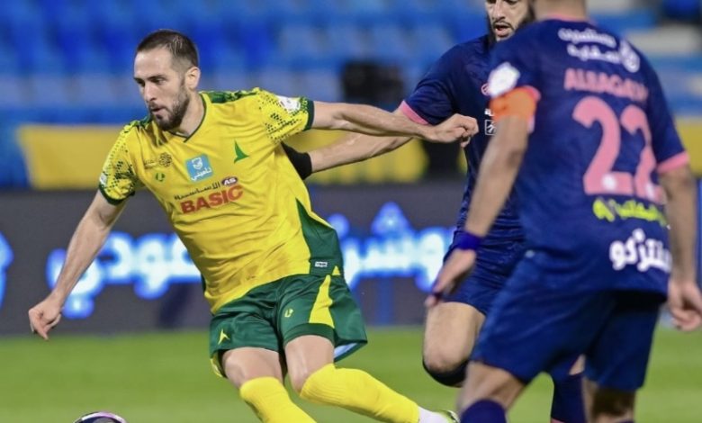 الخليج يتألق بثلاثية أمام الفيحاء ويتصدر الدوري السعودي بشكل مثير