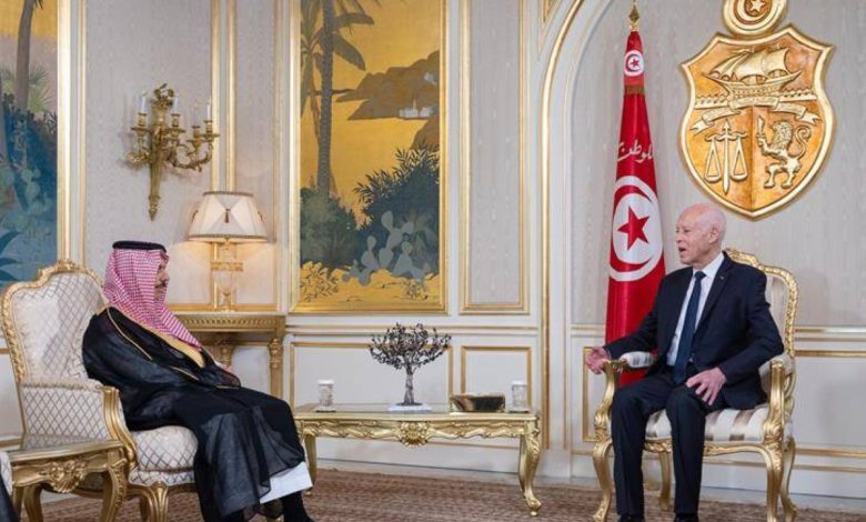 الرئيس التونسي ووزير الخارجية يناقشان تعزيز العلاقات الثنائية في لقاء رسمي 1 الرئيس التونسي ووزير الخارجية يناقشان تعزيز العلاقات الثنائية في لقاء رسمي
