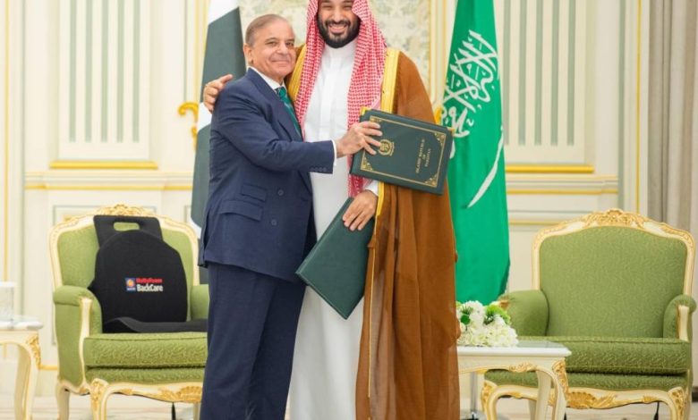 السعودية وباكستان تعززان التعاون العسكري بتوقيع اتفاقية دفاع استراتيجي مشترك
