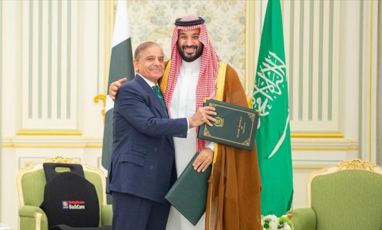 السعودية وباكستان تعززان التعاون العسكري بتوقيع اتفاقية دفاع مشترك