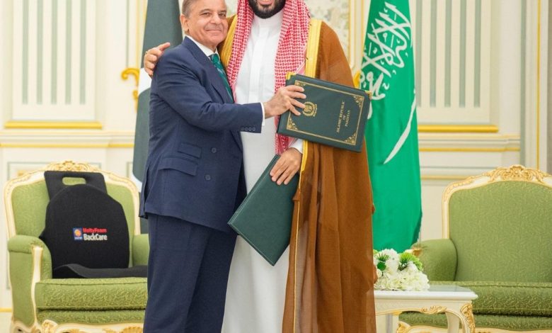 السعودية وباكستان تعلنان عن توقيع اتفاقية دفاع استراتيجي لتعزيز التعاون الأمني المشترك