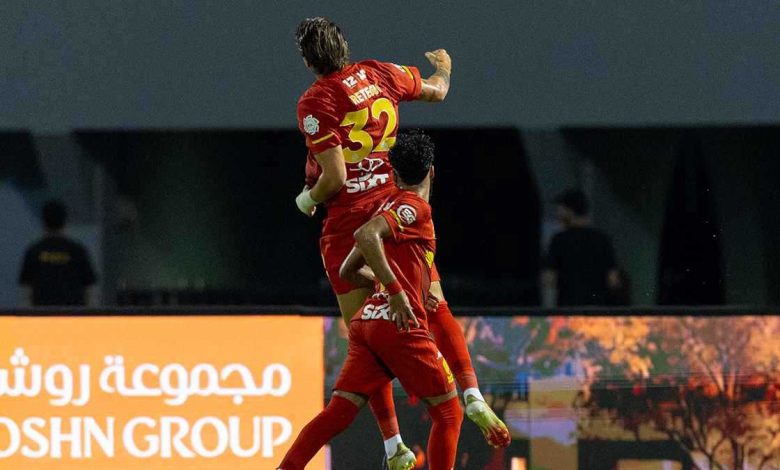 القادسية يتصدر الدوري السعودي مؤقتًا بعد انتصاره على الخليج 1 القادسية يتصدر الدوري السعودي مؤقتًا بعد انتصاره على الخليج
