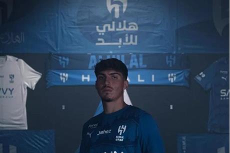 الهلال يثير جدلاً بين جماهير النصر بشعار "إلى الأبد" ويؤكد ملكيته لهذه العبارة